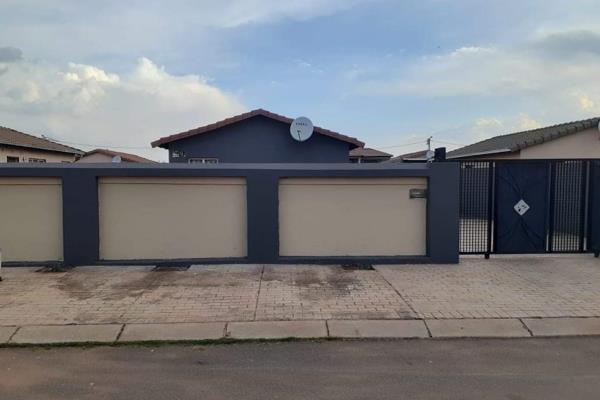 3bedrooms .dining. lounge  kitchen bathroom and toilet. Walled and is empty. 5k plus deposit. Phumula next to  BP garage
Close to ...