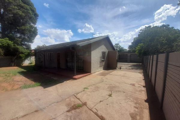 Spacious family home situated in a quiet neighborhood of Vanderbijlpark.

This Home Offers:
* Neatly Tiled
* Lounge
* Dining room 
* ...