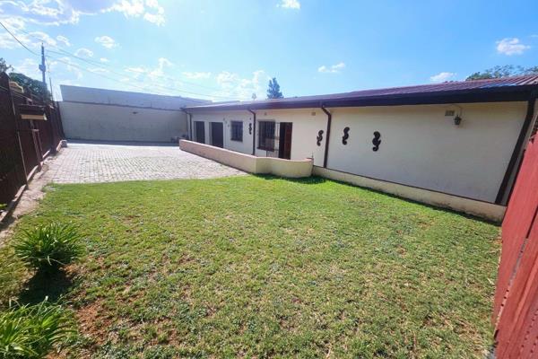 A beautiful 3 bedroom 1 bathroom house for rent in Erasmia.

Open plan lounge and dining room area

Kitchen: 
- tiled floors 
- 4 plate ...