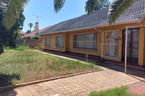 FIXER UP PROJECT | THREE BEDROOM FAMILY HOME | BIG GARDEN | ONE GARAGE | CARPORT

Why to ...