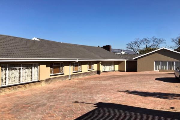 This 571 sqm free-standing office space in Dunvegan is available for rent at R30,000 per ...