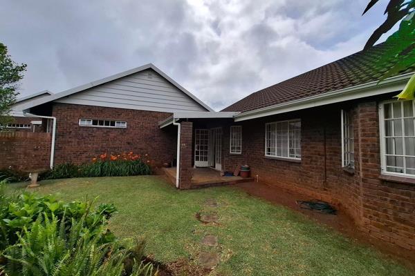 Lovely 2 bedroom unit in a small complex in Howick.

With remote access and a lock-up garage, this unit comprises of 2 bedrooms, a ...