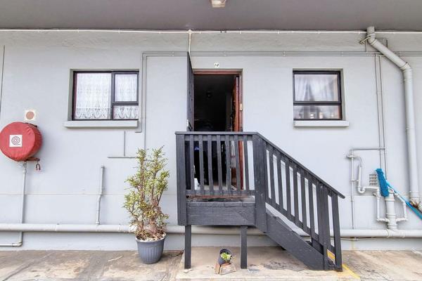 This spacious 2-bedroom apartment is perfectly located in a safe, secure complex above Checkers in Da Gama Street, Jeffreys Bay. Fully ...