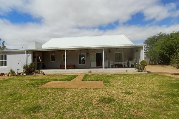 Down a panhandle driveway lies this spacious 3 bedroom home - light and airy and an easy-to-maintain garden
Large open plan living area ...