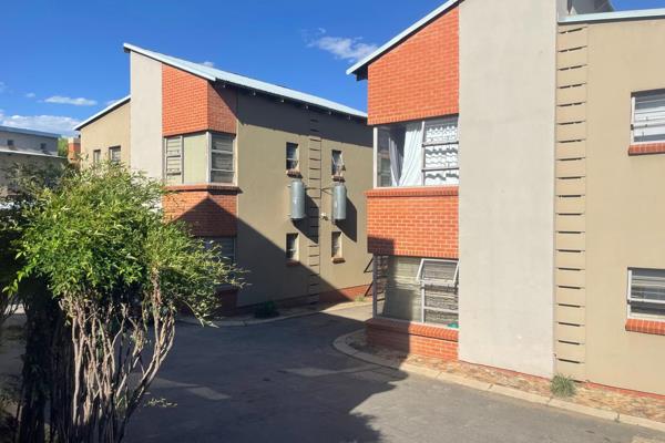 Sole Mandate!

This spacious 2 bedroom flat is situated in Dassierand Potchefstroom. It is close to the university, Witrand Hospital ...