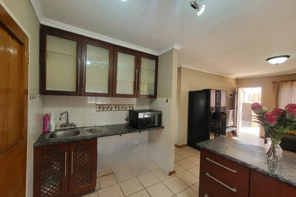 This lovely 3-bedroom home is perfect for comfortable and secure living in the peaceful neighborhood of Mopani Park. The house offers ...