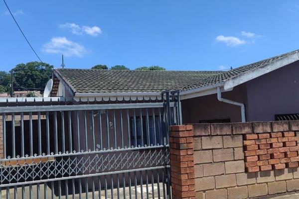 Umlazi H opposite supermarket.
It has specious 2 rooms and offers
fully fitted  kitchen, lounge/dining room.
Fenced and secured with  ...