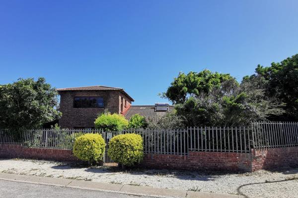 SOLE MANDATE: This corner stand home is located in the heart of Jeffreys Bay and can used as a residential property, or be converted to ...