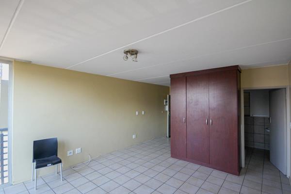 Affordable investment property in a vibrant student complex and prime area of Braamfontein.  3 mins walk to Wits university entrance on ...