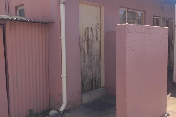 This property can be converted in to investment property very easy !!!!!!!!!

5 bedroom property at Van Dyk Park in Boksburg

MAIN ...