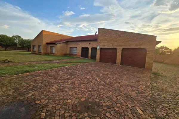 Introducing a spacious family haven located in the heart of Welgedacht, Springs, where convenience meets comfort and a perfect balance ...