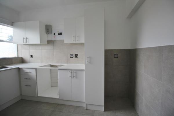 3rd Floor, Spacious 2 Bedroom apartment (BIC) in Plumstead
Separate Lounge, Kitchen and Bathroom (no shower)
Large Balcony
Parking ...