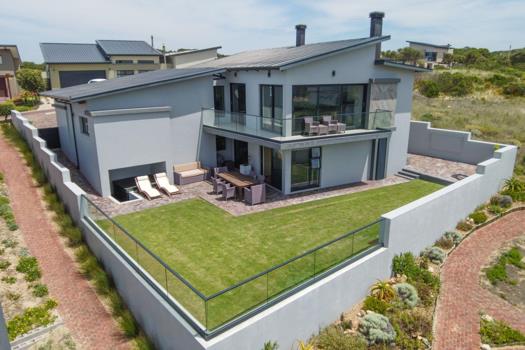 3 Bedroom House for sale in Stilbaai Oos