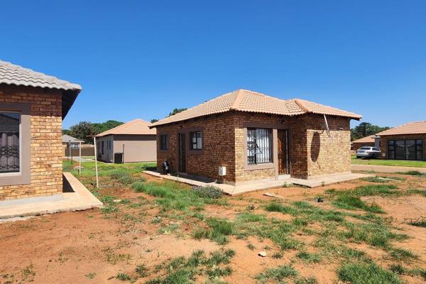 Features:
3 bedrooms
Kitchen with hob &amp; under counter oven
Open plan reception area
bathroom
Pre-paid electricity
Solar ...