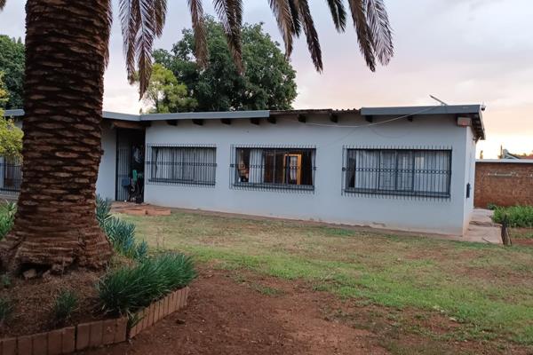 4 Bedroom Free Standing home Doringkloof Centurion
A cheerful home for everyday family living

It is an EXCELLENT FAMILY HOME with ALL ...