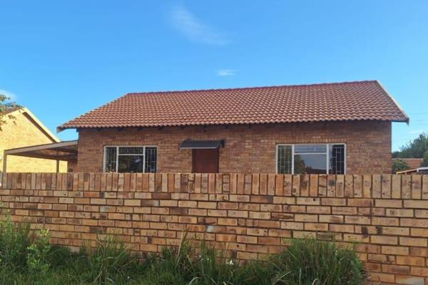 This low maintenance townhouse offers:

Two bedrooms
1 Bathroom
Kitchen
Lounge 
Dining room
Carport Parking
Enclosed garden ...