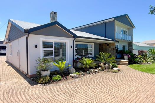 5 Bedroom House for sale in Hartenbos Central