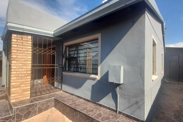 3 bedroom house to rent in Noordgesig

This neat home is available for rental. ...