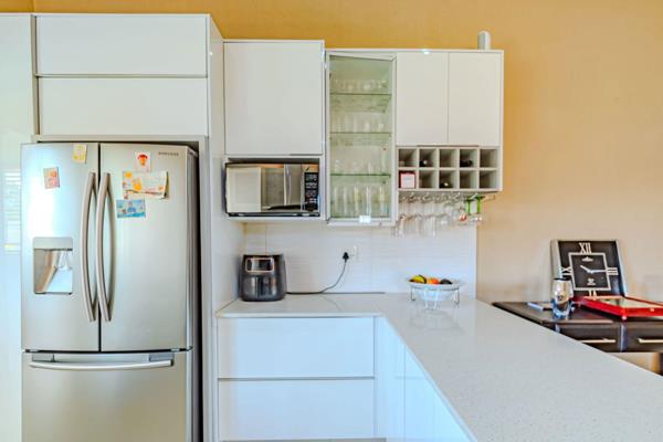 This modern 3-bedroom house situated in a secure and family-friendly complex.The open-plan kitchen, with its Caesarstone countertops ...