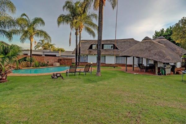 Stunning thatch roof family home with pool, study  &amp; full staff quarters! Exclusive to Apple Property.

Prime location in Die ...