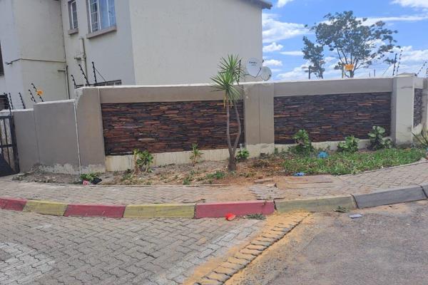 2 bedroom, 1 bath, lounge, kitchen R4 500 rent excluding water and electrity services 

Admin R850
Graceland Estates