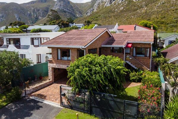 Built as a permanent residence to encapsulate sea views, a private north-facing garden ...