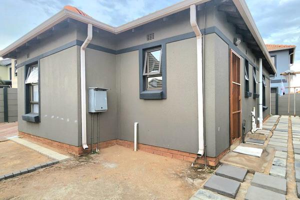 This lovely standalone house is located in a secured estate in Albertsdal. Conveniently ...