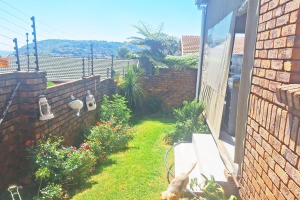 Neat and spacious 2 Bedroom Townhouse in secure area. - Rangeview , complex name Lorana Villas
BARGAIN DEAL! R800 000 - don&#39;t miss ...