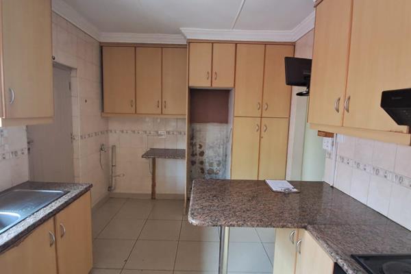 Discover this inviting family home nestled in the heart of Empangeni. With three spacious bedrooms and two modern bathrooms, this ...