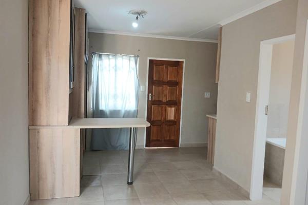 3 Bedrooms
Lounge 
Kitchen with BIC 
Bathroom 
Storeroom 
Wallfence and gate 

Windmill Park Ext.17

R720 000

Here is a ...