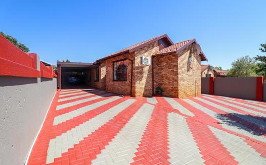 3 Bedroom House for sale in Tlhabane West