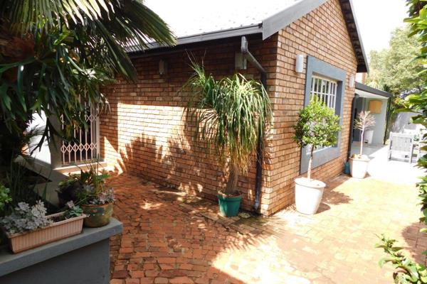 This modern open-plan family home offers a welcoming and neat atmosphere from the moment you step inside. 

The tiled lounge features ...