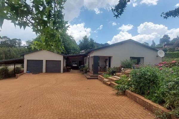 This delightful 2-bedroom, 1-bathroom home, situated on a spacious 1243m&#178; land area in the serene town of Dullstroom, offers a peaceful retreat with beautiful views of nature. The property boasts a large lounge featuring a cozy fireplace, perfect for those chilly ...