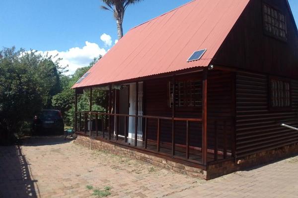 Duplex garden cottage/cabin to rent in Rooihuiskraal 

1 Bedroom, open rooms and loft to adjust to your comfort

Spacious and charming ...