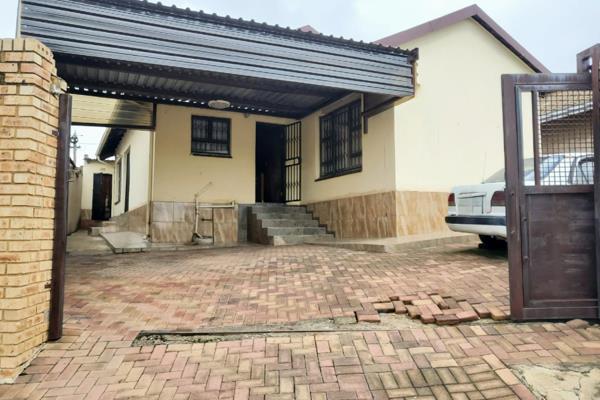 3 bedroom house in Meadowlands, consist of Open plan spacious lounge and dining, kitchen with BIC and stove,3 well sized bedrooms,two ...