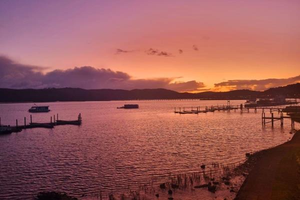 Jointly Marketed by Lew Geffen Sotheby&#39;s International Realty, Knysna. 

This 3-bed, 2-bath apartment on the edge of the Knysna ...