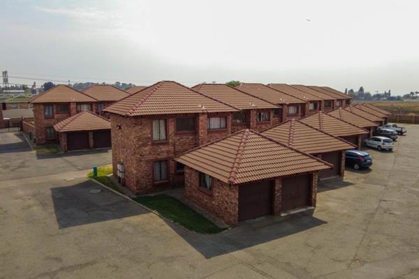 Property offers:

2 bedrooms 
1 bathroom 
1 garage 

Extra features:
24hr security 
Built in braai 
Small garden 

This ...