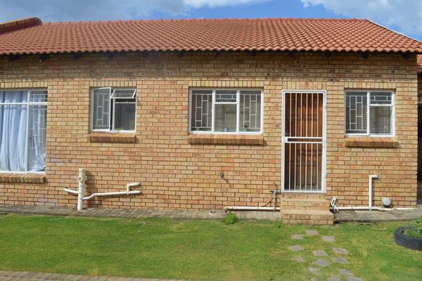 Nestled within a secure and well-maintained complex in the desirable Wilkoppies neighborhood, this delightful two-bedroom townhouse ...