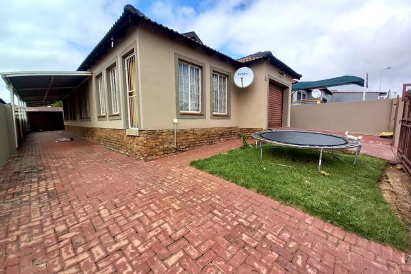 This well spacious home welcomes you to the following features:

- 3 Spacious Bedrooms (Master bed with en-suite)
-  2 Bathrooms
- ...