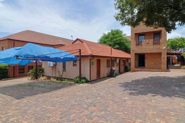 BOND STREET BUSINESS PARK:    Opportunity to make us of original 3 bedrooms 2 bath house next to the double storey offices
House -  173 sqm 
Lounge, Dining, kitchen, 3 beds , 2 baths.   Ideal for owner or staff to reside in ...