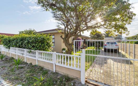 5 Bedroom House for sale in Grassy Park