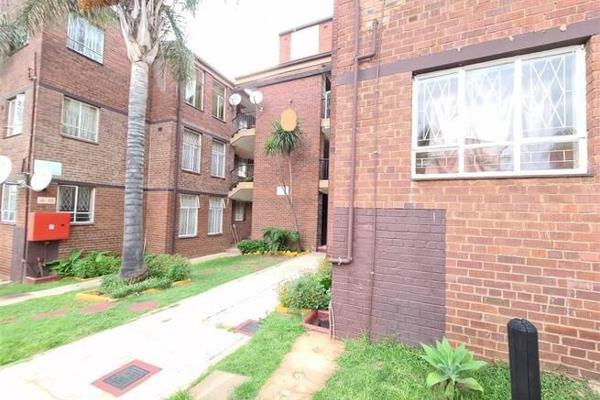 Two and half bedroom apartment, in a secure complex with 24 hour security and gated community.Secure parking allocated to the ...