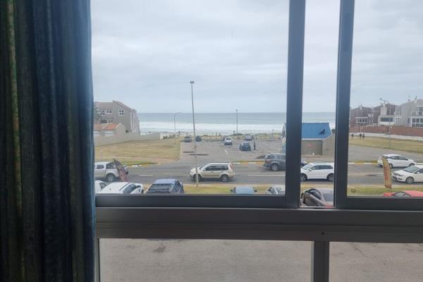 This neat, fully furnished apartment in Wavecrest, Jeffreys Bay offers breathtaking ocean views and is located just across the road ...