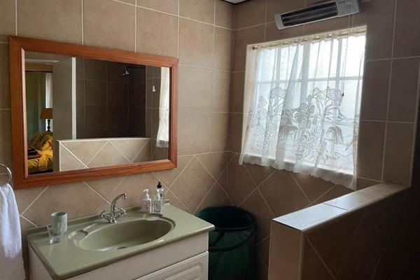 Fully furnished 

A lovely, fully furnished one bed flat to rent in Kibler Heights. Walking distance to the reserve. Good security ...