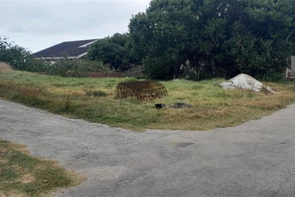 This stand is very well located, one road from the lagoon.
Servitude on the left. 
Build that holiday cottage or move permanently into ...