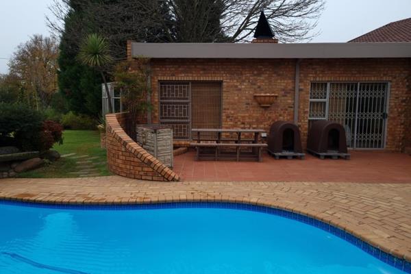 This spacious 4 bedroom house features three bathrooms, indoor/outdoor entertainment area and braai as well as swimming pool.


The ...