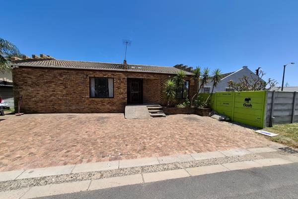 This property offers a unique opportunity to own a home and business premises in one! Situated in Windsor Park, Kraaifontein, this ...