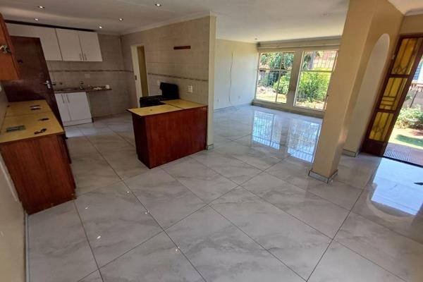 Situated in a quite street in the suburb of Heuweloord , this home offers space and ...