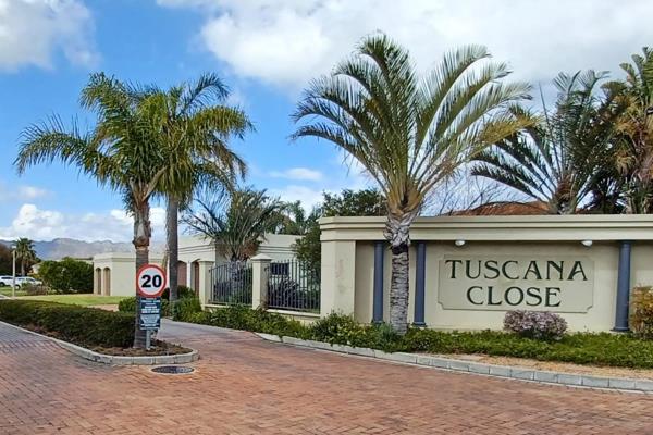 Experience secure estate living in the popular Tuscana Close. This spacious and well-maintained three-bedroom house is move-in ready ...