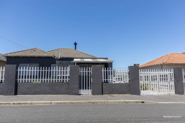 Welcome to this delightful 3-bedroom home, perfectly
designed for comfort and convenience. The main house features a cozy lounge
area ...